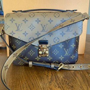 Louis Vuitton Med Pochette Metis in Reverse Monogram Canvas w Black Leather